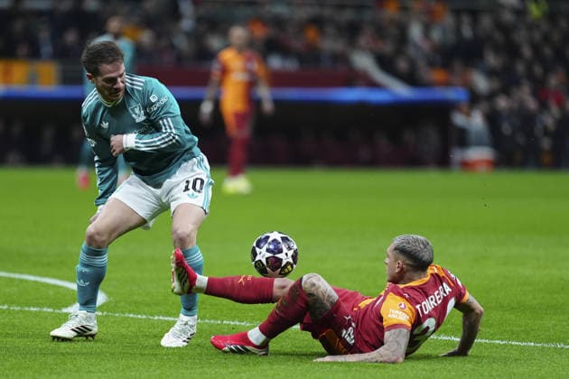 Galatasaray v Liverpool - UEFA Champions League ISTANBUL, TURKIYE - MARCH 10: Galatasaray’s Lucas Torreira (34) in action against Alexis Mac Allister (10) of Liverpool during the UEFA Champions League round of 16 play-off first leg match between Galatasaray and Liverpool at RAMS Park in Istanbul, Turkiye, on March 10, 2026. Bunyamin Celik Anadolu Istanbul Turkey. Editorial use only. Please get in touch for any other usage.  Copyright: x2026xAnadoluxBunyaminxCelikx