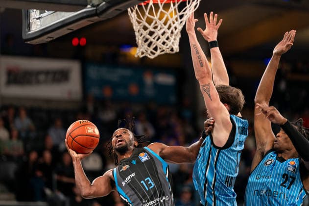 Keith Braxton Jr Science City Jena, 13 on a lay-up, Niklas Wimberg Veolia Towers Hamburg, 17 , Karl Gamble Veolia Towers Hamburg, 27 , GER, Veolia Towers Hamburg vs Science City Jena, Basketball, Bundesliga, Matchday 26, Season 2025 2026, 10 03 2026 GER, Veolia Towers Hamburg vs Science City Jena, Basketball, Bundesliga, Matchday 26, Season 2025 2026, 10 03 2026 Hamburg Copyright: xEibner-Pressefoto MaxxVincenx EP_MVN