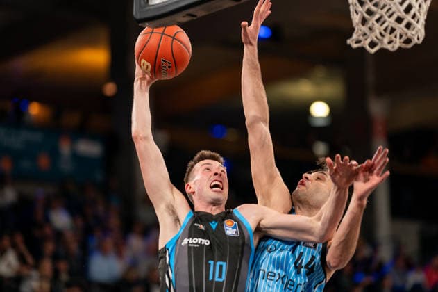 Joe Wieskamp Science City Jena, 10 at the dunk, Benedikt Turudic Veolia Towers Hamburg, 44 , GER, Veolia Towers Hamburg vs Science City Jena, Basketball, Bundesliga, Matchday 26, Season 2025 2026, 10 03 2026 GER, Veolia Towers Hamburg vs Science City Jena, Basketball, Bundesliga, Matchday 26, Season 2025 2026, 10 03 2026 Hamburg Copyright: xEibner-Pressefoto MaxxVincenx EP_MVN