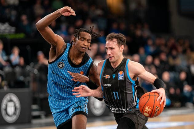 Jack Pagenkopf Science City Jena, 11 dribbling against Karl Gamble Veolia Towers Hamburg, 27 , GER, Veolia Towers Hamburg vs Science City Jena, Basketball, Bundesliga, Matchday 26, Season 2025 2026, 10 03 2026 GER, Veolia Towers Hamburg vs Science City Jena, Basketball, Bundesliga, Matchday 26, Season 2025 2026, 10 03 2026 Hamburg Copyright: xEibner-Pressefoto MaxxVincenx EP_MVN