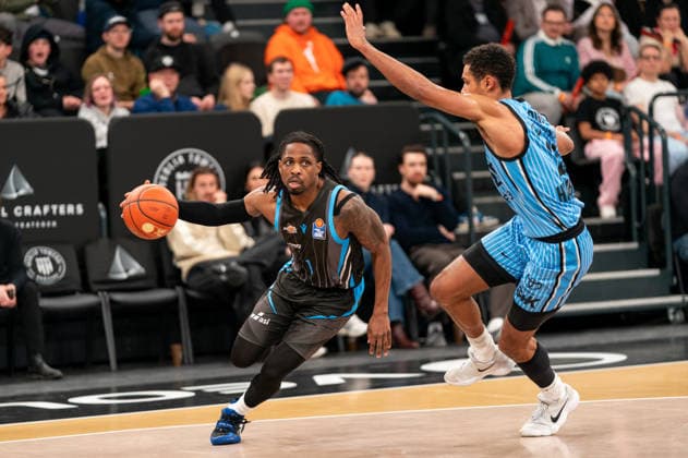 Uchenna Iroegbu Science City Jena, 01 dribbling against Kenneth Ogbe Veolia Towers Hamburg, 25 , GER, Veolia Towers Hamburg vs Science City Jena, Basketball, Bundesliga, Matchday 26, Season 2025 2026, 10 03 2026 GER, Veolia Towers Hamburg vs Science City Jena, Basketball, Bundesliga, Matchday 26, Season 2025 2026, 10 03 2026 Hamburg Copyright: xEibner-Pressefoto MaxxVincenx EP_MVN