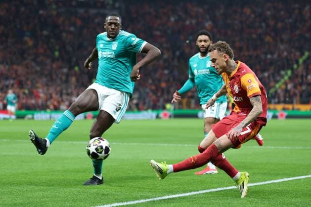 ISTANBUL, TURKEY, MAR. 10, 2026 SOCCER UEFA CHAMPIONS LEAGUE ROUND OF 16 1ST LEG, GALATASARAY vs. LIVERPOOL Ibrahima Konate of Liverpool FC and Noah Lang of Galatasaray A.S. in duel ISTANBUL ISTANBUL, TURKEY RAMS Park RAMS Park, Istanbul TURKEY