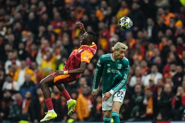 Galatasaray v Liverpool - UEFA Champions League ISTANBUL, TURKIYE - MARCH 10: Wilfried Singo (L) of Galatasaray in action against Hugo Ekitike (R) of Liverpool during the UEFA Champions League round of 16 play-off first leg match between Galatasaray and Liverpool at RAMS Park in Istanbul, Turkiye, on March 10, 2026. Hakan Akgun Anadolu Istanbul Turkey. Editorial use only. Please get in touch for any other usage.  Copyright: x2026xAnadoluxHakanxAkgunx
