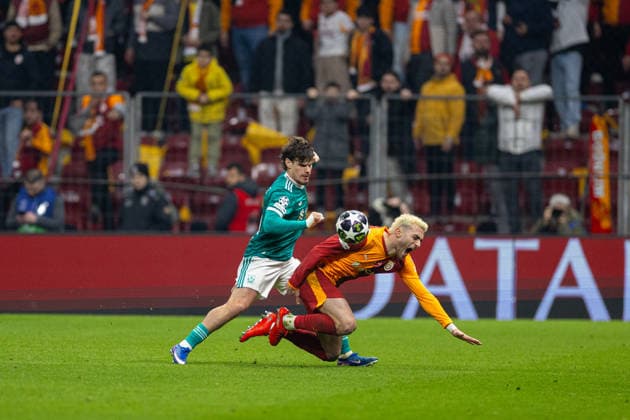 Football - UEFA Champions League - Round of 16 - 1st Leg - Galatasaray SK v Liverpool FC ISTANBUL, TURKEY - Tuesday, March 10, 2026: Liverpool s Milos Kerkez challenges Galatasaray s BarÄ±Åü YÄ±lmaz (R) during the UEFA Champions League Round of 16 1st Leg match between Galatasaray SK and Liverpool FC at the Ali Sami Yen Stadium. (Photo by David Rawcliffe Propaganda) ISTANBUL Ali Sami Yen Stadium MARMARA TURKEY  Copyright: xDavidxRawcliffex P2026-03-10-Galatasaray_Liverpool-55