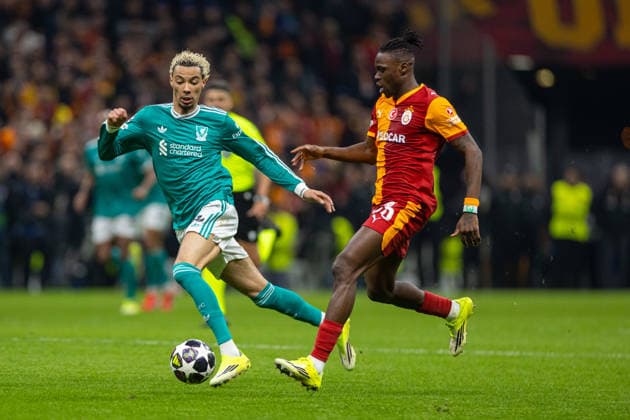 Football - UEFA Champions League - Round of 16 - 1st Leg - Galatasaray SK v Liverpool FC ISTANBUL, TURKEY - Tuesday, March 10, 2026: Liverpool s Hugo Ekitike (L) and Galatasaray s Wilfried Singo during the UEFA Champions League Round of 16 1st Leg match between Galatasaray SK and Liverpool FC at the Ali Sami Yen Stadium. (Photo by David Rawcliffe Propaganda) ISTANBUL Ali Sami Yen Stadium MARMARA TURKEY  Copyright: xDavidxRawcliffex P2026-03-10-Galatasaray_Liverpool-62
