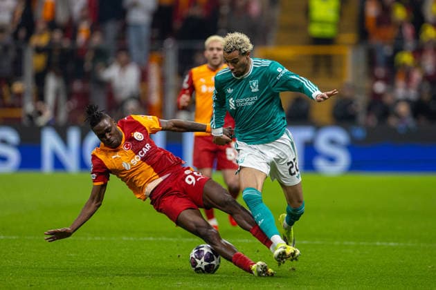 Football - UEFA Champions League - Round of 16 - 1st Leg - Galatasaray SK v Liverpool FC ISTANBUL, TURKEY - Tuesday, March 10, 2026: Liverpool s Hugo Ekitike is challenged by Galatasaray s Wilfried Singo (L) during the UEFA Champions League Round of 16 1st Leg match between Galatasaray SK and Liverpool FC at the Ali Sami Yen Stadium. (Photo by David Rawcliffe Propaganda) ISTANBUL Ali Sami Yen Stadium MARMARA TURKEY  Copyright: xDavidxRawcliffex P2026-03-10-Galatasaray_Liverpool-63