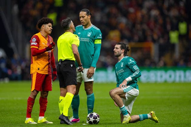 Football - UEFA Champions League - Round of 16 - 1st Leg - Galatasaray SK v Liverpool FC ISTANBUL, TURKEY - Tuesday, March 10, 2026: Liverpool s captain Virgil van Dijk speaks to Jesus Gil Manzano during the UEFA Champions League Round of 16 1st Leg match between Galatasaray SK and Liverpool FC at the Ali Sami Yen Stadium. (Photo by David Rawcliffe Propaganda) ISTANBUL Ali Sami Yen Stadium MARMARA TURKEY  Copyright: xDavidxRawcliffex P2026-03-10-Galatasaray_Liverpool-67
