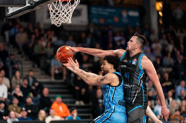 Alex Herrera Science City Jena, 41 blocks the basket shot of Devon Daniels Veolia Towers Hamburg, 21 , GER, Veolia Towers Hamburg vs Science City Jena, Basketball, Bundesliga, Matchday 26, Season 2025 2026, 10 03 2026 GER, Veolia Towers Hamburg vs Science City Jena, Basketball, Bundesliga, Matchday 26, Season 2025 2026, 10 03 2026 Hamburg Copyright: xEibner-Pressefoto MaxxVincenx EP_MVN