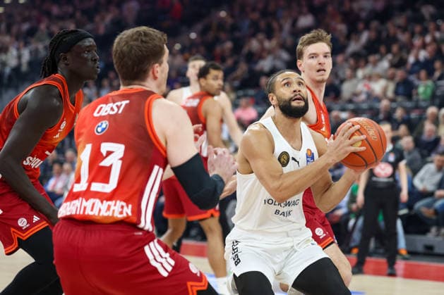 Kaza Kajami Keane Basketball Loewen Braunschweig, 24 with ball, with Andreas Obst FC Bayern Basketball, 13 and Wenyen Gabriel FC Bayern Basketball, 32 , with Justuz Hollatz FC Bayern Basketball, 21 , GER, FC Bayern Basketball vs Basketball Loewen Braunschweig, Basketball, easycredit Basketball Bundesliga, 25 Matchday, Season 2025 2026, 10 03 2026, GER, FC Bayern Basketball vs Basketball Loewen Braunschweig, Basketball, easycredit Basketball Bundesliga, 25 Matchday, Season 2025 2026, 10 03 2026 Munich Copyright: xEibner-Pressefoto JennixMaulx EP_JML
