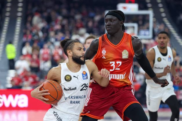 Kaza Kajami Keane Basketball Loewen Braunschweig, 24 with Wenyen Gabriel FC Bayern Basketball, 32 , GER, FC Bayern Basketball vs Basketball Loewen Braunschweig, Basketball, easycredit Basketball Bundesliga, 25 Matchday, Season 2025 2026, 10 03 2026, GER, FC Bayern Basketball vs Basketball Loewen Braunschweig, Basketball, easycredit Basketball Bundesliga, 25 Matchday, Season 2025 2026, 10 03 2026 Munich Copyright: xEibner-Pressefoto JennixMaulx EP_JML