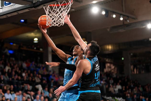 Karl Gamble Veolia Towers Hamburg, 27 on a lay-up against Alex Herrera Science City Jena, 41 , GER, Veolia Towers Hamburg vs Science City Jena, Basketball, Bundesliga, Matchday 26, Season 2025 2026, 10 03 2026 GER, Veolia Towers Hamburg vs Science City Jena, Basketball, Bundesliga, Matchday 26, Season 2025 2026, 10 03 2026 Hamburg Copyright: xEibner-Pressefoto MaxxVincenx EP_MVN