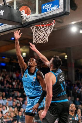 Karl Gamble Veolia Towers Hamburg, 27 on a lay-up against Alex Herrera Science City Jena, 41 , GER, Veolia Towers Hamburg vs Science City Jena, Basketball, Bundesliga, Matchday 26, Season 2025 2026, 10 03 2026 GER, Veolia Towers Hamburg vs Science City Jena, Basketball, Bundesliga, Matchday 26, Season 2025 2026, 10 03 2026 Hamburg Copyright: xEibner-Pressefoto MaxxVincenx EP_MVN