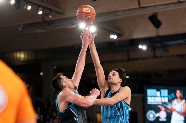Benedikt Turudic Veolia Towers Hamburg, 44 on the throw, Alex Herrera Science City Jena, 41 , GER, Veolia Towers Hamburg vs Science City Jena, Basketball, Bundesliga, Matchday 26, Season 2025 2026, 10 03 2026 GER, Veolia Towers Hamburg vs Science City Jena, Basketball, Bundesliga, Matchday 26, Season 2025 2026, 10 03 2026 Hamburg Copyright: xEibner-Pressefoto MaxxVincenx EP_MVN
