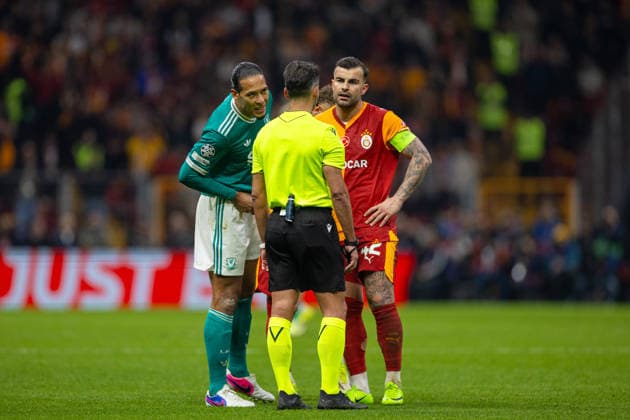 Football - UEFA Champions League - Round of 16 - 1st Leg - Galatasaray SK v Liverpool FC ISTANBUL, TURKEY - Tuesday, March 10, 2026: Liverpool s captain Virgil van Dijk (L) and Galatasaray s captain Abdülkerim BardakcÄ± (R) speak to referee Jesus Gil Manzano during the UEFA Champions League Round of 16 1st Leg match between Galatasaray SK and Liverpool FC at the Ali Sami Yen Stadium. (Photo by David Rawcliffe Propaganda) ISTANBUL Ali Sami Yen Stadium MARMARA TURKEY  Copyright: xDavidxRawcliffex P2026-03-10-Galatasaray_Liverpool-91