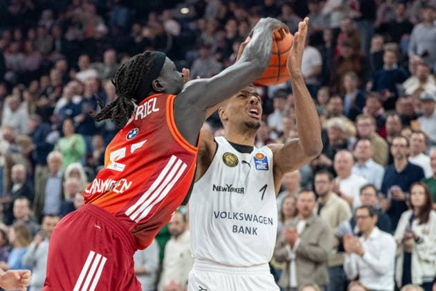 Wenyen Gabriel 32 FC Bayern Basketball in duel with David N Guessan 1 Basketball Loewen Braunschweig , FC Bayern Basketball vs Basketball Loewen Braunschweig, BBL, 25 Matchday, 10 03 2026 Munich Bavaria Germany Copyright: xkolbert-press UlrichxGamelx