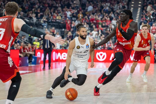 Kaza Kajami Keane 24 Basketball Loewen Braunschweig in duel with Wenyen Gabriel 32 FC Bayern Basketball , FC Bayern Basketball vs Basketball Loewen Braunschweig, BBL, 25 Matchday, 10 03 2026 Munich Bavaria Germany Copyright: xkolbert-press UlrichxGamelx