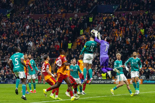 Football - UEFA Champions League - Round of 16 - 1st Leg - Galatasaray SK v Liverpool FC ISTANBUL, TURKEY - Tuesday, March 10, 2026: Liverpool s captain Virgil van Dijk challenges for a header whilst Galatasaray s goalkeeper UÄüurcan Ã‡akÄ±r (R) punches the ball away during the UEFA Champions League Round of 16 1st Leg match between Galatasaray SK and Liverpool FC at the Ali Sami Yen Stadium. (Photo by David Rawcliffe Propaganda) ISTANBUL Ali Sami Yen Stadium MARMARA TURKEY  Copyright: xDavidxRawcliffex P2026-03-10-Galatasaray_Liverpool-108