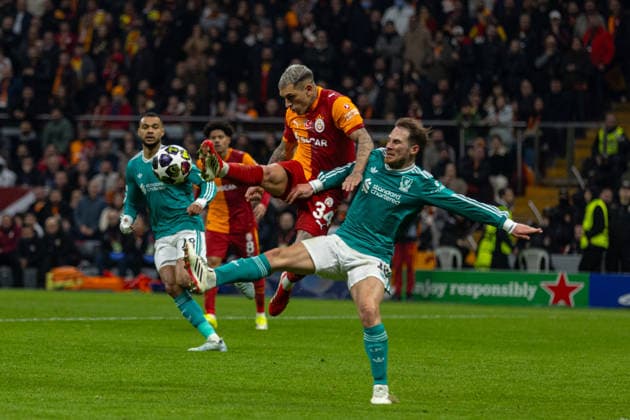Football - UEFA Champions League - Round of 16 - 1st Leg - Galatasaray SK v Liverpool FC ISTANBUL, TURKEY - Tuesday, March 10, 2026: Liverpool s Alexis Mac Allister challenges Galatasaray s Lucas Torreira (L) during the UEFA Champions League Round of 16 1st Leg match between Galatasaray SK and Liverpool FC at the Ali Sami Yen Stadium. (Photo by David Rawcliffe Propaganda) ISTANBUL Ali Sami Yen Stadium MARMARA TURKEY  Copyright: xDavidxRawcliffex P2026-03-10-Galatasaray_Liverpool-109