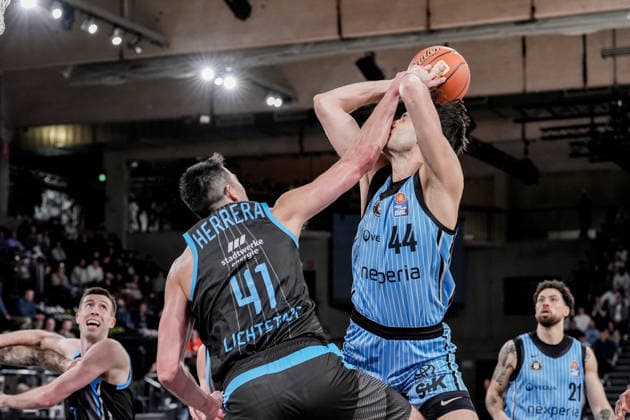 Germany easyCredit BBL, Main Round 2025 26, 26 Matchday Veolia Towers Hamburg vs Science City Jena Inselpark Arena Hamburg Foul under the basket, Benedikt Turudic Veolia Towers Hamburg, 44 , Alex Herrera Science City Jena, 41 , Devon Daniels Veolia Towers Hamburg, 21 , Joe Wieskamp Science City Jena, 10 Copyright: xStefanxTrochax