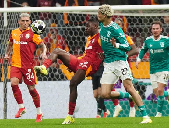 NBUL, TURKEY - MARCH 10: Abdulkerim Bardakci (L) of Galatasaray and Hugo Ekitike of Liverpool FC battle for the ball during the UEFA Champions League 2025 26 Round of 16 First Leg match between Galatasaray SK and Liverpool FC at Ali Sami Yen Spor Kompleksi on March 10, 2026 in Istanbul, Turkey. Istanbul Turkey Copyright: xSeskimphotox GSaray-Liverpool-100326 (25)