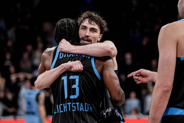 Germany easyCredit BBL, Main Round 2025 26, 26 Matchday Veolia Towers Hamburg vs Science City Jena Inselpark Arena Hamburg Joy, emotion, jubilation after victory Keith Braxton Science City Jena, 13 , Kristofer Krause Science City Jena, 36 Copyright: xStefanxTrochax
