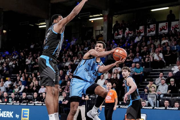 Germany easyCredit BBL, Main Round 2025 26, 26 Matchday Veolia Towers Hamburg vs Science City Jena Inselpark Arena Hamburg Kenneth Ogbe Veolia Towers Hamburg, 25 , Will McNair Science City Jena, 3 , Jack Pagenkopf Science City Jena, 11 Copyright: xStefanxTrochax