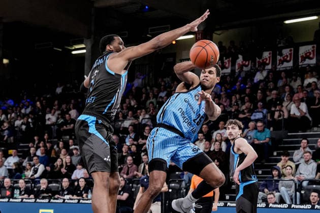 Germany easyCredit BBL, Main Round 2025 26, 26 Matchday Veolia Towers Hamburg vs Science City Jena Inselpark Arena Hamburg Kenneth Ogbe Veolia Towers Hamburg, 25 , Will McNair Science City Jena, 3 , Jack Pagenkopf Science City Jena, 11 Copyright: xStefanxTrochax
