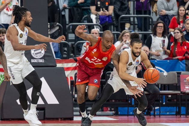 Isiaha Mike 22 FC Bayern Basketball in duel with Kaza Kajami Keane 24 Basketball Loewen Braunschweig , FC Bayern Basketball vs Basketball Loewen Braunschweig, BBL, 25 Matchday, 10 03 2026 Munich Bavaria Germany Copyright: xkolbert-press UlrichxGamelx