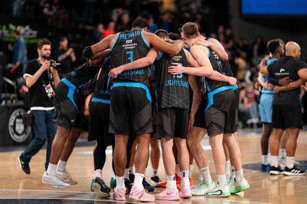 Jena cheers after victory end of game, Chris Carter Science City Jena, 05 , William McNair Jr Science City Jena, 03 , Joe Wieskamp Science City Jena, 10 , Lorenz Bank Science City Jena, 25 , GER, Veolia Towers Hamburg vs Science City Jena, Basketball, Bundesliga, Matchday 26, Season 2025 2026, 10 03 2026 GER, Veolia Towers Hamburg vs Science City Jena, Basketball, Bundesliga, Matchday 26, Season 2025 2026, 10 03 2026 Hamburg Copyright: xEibner-Pressefoto MaxxVincenx EP_MVN