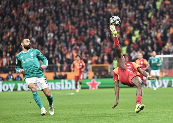 Galatasaray v Liverpool - UEFA Champions League ISTANBUL, TURKIYE - MARCH 10: Galatasaray’s Wilfried Singo (R) competes against Liverpool’s Mohamed Salah (L) during the UEFA Champions League round of 16 play-off first leg match between Galatasaray and Liverpool at RAMS Park in Istanbul, Turkiye, on March 10, 2026. Elif Ozturk Anadolu Istanbul Turkey. Editorial use only. Please get in touch for any other usage.  Copyright: x2026xAnadoluxElifxOzturkx