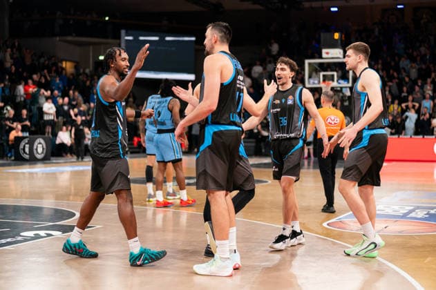 Keith Braxton Jr Science City Jena, 13 , Alex Herrera Science City Jena, 41 , Kristofer Krause Science City Jena, 36 cheers after victory end of game, GER, Veolia Towers Hamburg vs Science City Jena, Basketball, Bundesliga, Matchday 26, Season 2025 2026, 10 03 2026 GER, Veolia Towers Hamburg vs Science City Jena, Basketball, Bundesliga, Matchday 26, Season 2025 2026, 10 03 2026 Hamburg Copyright: xEibner-Pressefoto MaxxVincenx EP_MVN