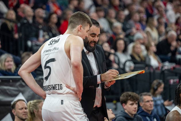 Head coach Ramon Diaz Basketball Loewen Braunschweig discusses with Luka Scuka 5 Basketball Loewen Braunschweig , FC Bayern Basketball vs Basketball Loewen Braunschweig, BBL, 25 Matchday, 10 03 2026 Munich Bavaria Germany Copyright: xkolbert-press UlrichxGamelx