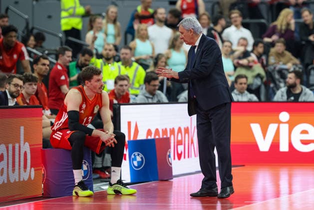 Svetislav Pesic FC Bayern Basketball, Head Coach in conversation with Andreas Obst FC Bayern Basketball, 13 , GER, FC Bayern Basketball vs Basketball Loewen Braunschweig, Basketball, easycredit Basketball Bundesliga, 25 Matchday, Season 2025 2026, 10 03 2026, GER, FC Bayern Basketball vs Basketball Loewen Braunschweig, Basketball, easycredit Basketball Bundesliga, 25 Matchday, Season 2025 2026, 10 03 2026 Munich Copyright: xEibner-Pressefoto JennixMaulx EP_JML