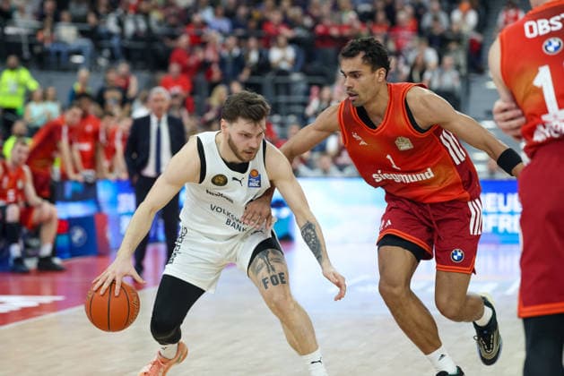 Ferdinand Zylka Basketball Loewen Braunschweig, 06 with Oscar da Silva FC Bayern Basketball, 01 , GER, FC Bayern Basketball vs Basketball Loewen Braunschweig, Basketball, easycredit Basketball Bundesliga, 25 Matchday, Season 2025 2026, 10 03 2026, GER, FC Bayern Basketball vs Basketball Loewen Braunschweig, Basketball, easycredit Basketball Bundesliga, 25 Matchday, Season 2025 2026, 10 03 2026 Munich Copyright: xEibner-Pressefoto JennixMaulx EP_JML