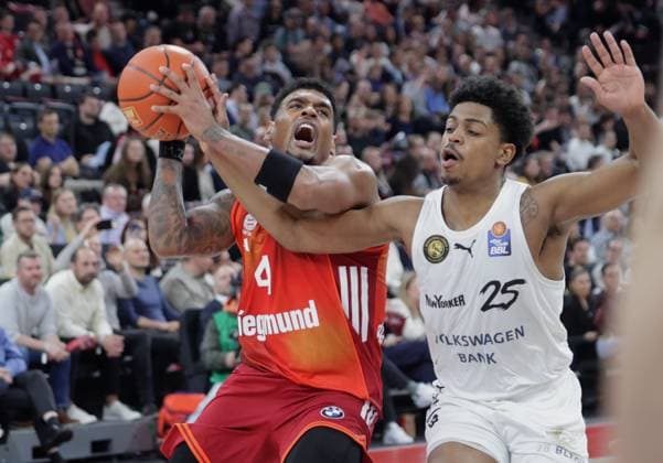 Bayerns 4 Xavier RATHAN MAYES against Braunschweigs 25 SHERFIELD Basketball Bayern Braunschweig Bundesliga, FC Bayern Basketball Basketball Löwen Braunschweig, 25 Matchday, Season 2025 2026, 10 03 2026, in Munich, S A P G A R D E N, Germany Source Copyright Credit Oryk HAIST xBASKETBALL-BAYERN-BRAUNSCHWEIGx