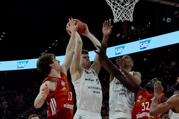 German Basketball Bundesliga BBL , FC Bayern Munich Basketball vs Basketball Lions Braunschweig, Munich FC Bayern Basketball, Braunschweig Basketball Lions, 2026 03 10 in Munich SAP Garden SCUKA Luka Basketball Lions Braunschweig Power Forward PF Nr5 BRA5 , NGUESSAN David Basketball Lions Braunschweig Center C Nr1 BRA1 , JESSUP Justinian FC Bayern Munich Basketball Shooting Guard SG Nr10 FCBB10 sportworld Munich SAP Garden Bayern Germany