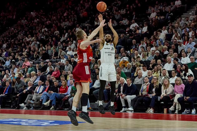 German Basketball Bundesliga BBL , FC Bayern Munich Basketball vs Basketball Löwen Braunschweig, Munich FC Bayern Basketball, Braunschweig Basketball Löwen, 2026 03 10 in Munich SAP Garden KAJAMI KEANE Kaza Basketball Löwen Braunschweig Point Guard PG Nr24 BRA24 , GIFFEY Niels FC Bayern Munich Basketball Small Forward SF Nr5 FCBB5 sportworld Munich SAP Garden Bayern Germany