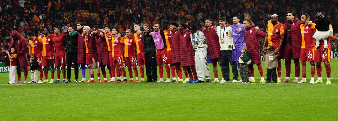 NBUL, TURKEY - MARCH 10: Players of Galatasaray celebrates victory with fans after the UEFA Champions League 2025 26 Round of 16 First Leg match between Galatasaray SK and Liverpool FC at Ali Sami Yen Spor Kompleksi on March 10, 2026 in Istanbul, Turkey. Istanbul Turkey Copyright: xSeskimphotox GSaray-Liverpool-100326 (33)