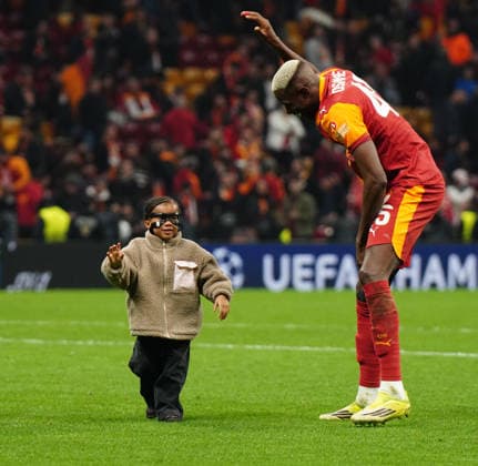 NBUL, TURKEY - MARCH 10: Victor Osimhen of Galatasaray and his daughter celebrates victory with fans after the UEFA Champions League 2025 26 Round of 16 First Leg match between Galatasaray SK and Liverpool FC at Ali Sami Yen Spor Kompleksi on March 10, 2026 in Istanbul, Turkey. Istanbul Turkey Copyright: xSeskimphotox GSaray-Liverpool-100326 (37)