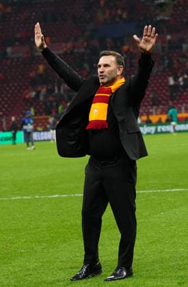 NBUL, TURKEY - MARCH 10: Coach Okan Buruk of Galatasaray celebrates victory with fans after the UEFA Champions League 2025 26 Round of 16 First Leg match between Galatasaray SK and Liverpool FC at Ali Sami Yen Spor Kompleksi on March 10, 2026 in Istanbul, Turkey. Istanbul Turkey Copyright: xSeskimphotox GSaray-Liverpool-100326 (43)