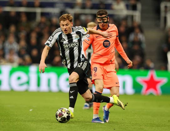 Newcastle Upon Tyne, England, 10th March 2026. Nick Pope of Newcastle United gets a head of Robert Lewandowski of FC Barcelona, Barca during the Newcastle United vs FC Barcelona UEFA Champions League match at St. James Park, Newcastle Upon Tyne. Picture credit should read: Nigel Roddis Sportimage EDITORIAL USE ONLY. No use with unauthorised audio, video, data, fixture lists, club league logos or live services. Online in-match use limited to 120 images, no video emulation. No use in betting, games or single club league player publications. SPI_031_NR_NEWC_BARCx SPI-4596-0031