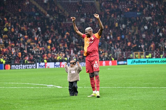 Galatasaray v Liverpool - UEFA Champions League ISTANBUL, TURKIYE - MARCH 10: Victor Osimhen of Galatasaray greets fans with a child wearing a mask at the end of the UEFA Champions League round of 16 play-off first leg match between Galatasaray and Liverpool at RAMS Park in Istanbul, Turkiye, on March 10, 2026. Elif Ozturk Anadolu Istanbul Turkey. Editorial use only. Please get in touch for any other usage.  Copyright: x2026xAnadoluxElifxOzturkx