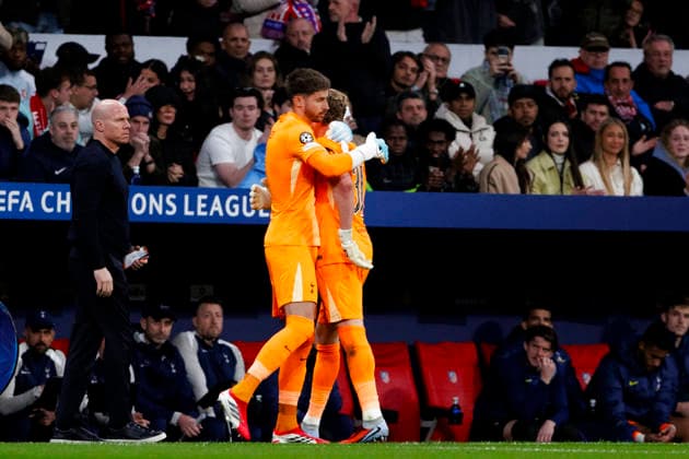 UEFA champions league - Atletico de Madrid vs Tottenham Hotspur MADRID,SPAIN - 10 March:Antonin Kinsky of Tottenham Hotspur is replaced by Guglielmo Vicario of Tottenham Hotspur during UEFA champions league 2025 26 Round of 16 first leg match between Atletico de Madrid and Tottenham Hotspur at Riyadh Air Metropolitano Stadium. (Photo by Guille Martinez f22photo) Madrid Riyadh Air Metropolitano Stadium Spain Copyright: xGuillermoxMartinezx