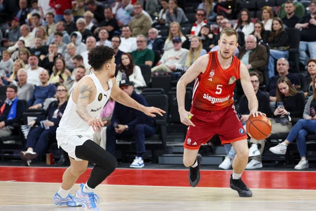 Niels Giffey FC Bayern Basketball, 05 with Joshua Obiesie Basketball Loewen Braunschweig, 08 , GER, FC Bayern Basketball vs Basketball Loewen Braunschweig, Basketball, easycredit Basketball Bundesliga, 25 Matchday, Season 2025 2026, 10 03 2026, GER, FC Bayern Basketball vs Basketball Loewen Braunschweig, Basketball, easycredit Basketball Bundesliga, 25 Matchday, Season 2025 2026, 10 03 2026 Munich Copyright: xEibner-Pressefoto JennixMaulx EP_JML