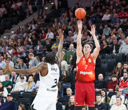 Johannes Voigtmann FC Bayern Basketball, 07 with Josh Hawley Basketball Loewen Braunschweig, 03 , GER, FC Bayern Basketball vs Basketball Loewen Braunschweig, Basketball, easycredit Basketball Bundesliga, 25 Matchday, Season 2025 2026, 10 03 2026, GER, FC Bayern Basketball vs Basketball Loewen Braunschweig, Basketball, easycredit Basketball Bundesliga, 25 Matchday, Season 2025 2026, 10 03 2026 Munich Copyright: xEibner-Pressefoto JennixMaulx EP_JML