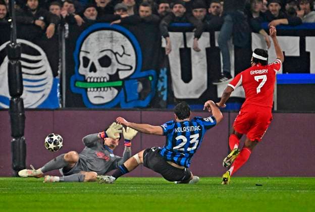 10 03 2026, Football UEFA Championsleague 2025 2026 Round of 16, Atalanta Bergamo FC Bayern München, in the New Balance Arena Bergamo, Italy , Serge Gnabry FC Bayern München scores to 0 3 against goalkeeper Marco Carnesecchi Atalanta Bergamo and Sead Kolasinac Atalanta Bergamo DFL and DFB regulations prohibit any use of photographs as image sequences and or quasi video