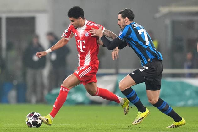 Atalanta™s Davide Zappacosta fights for the ball with Bayern™s Luis Diaz during the Uefa Champions League soccer match between Atalanta and Bayern Munich at the New Balance Stadium in Bergamo , north Italy - Tuesday , March 10 , 2026. - Soccer .  Copyright: xSpada LaPressex