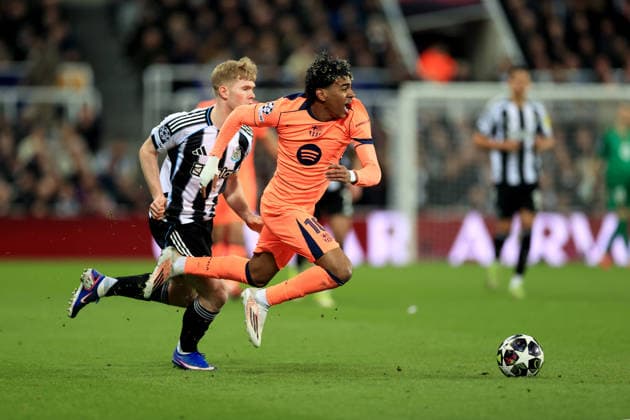 Newcastle United gegen FC Barcelona 10. März 2026 Newcastle upon Tyne UEFA Champions League Achtelfinale Newcastle United gegen FC Barcelona Lamine Yamal von Barcelona wird von Lewis Hall von Newcastle United angegriffen Foto Simon Stacpoole Abseits Newcastle upon Tyne UK  Copyright: xSimonxStacpoolexOffside