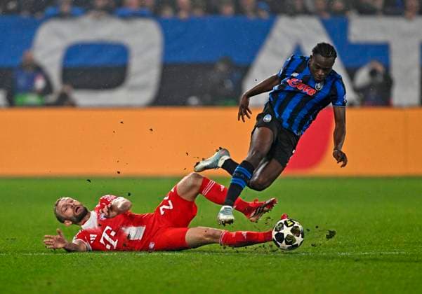 10 03 2026, Football UEFA Championsleague 2025 2026 Round of 16, Atalanta Bergamo FC Bayern München, in the New Balance Arena Bergamo, Italy , v l Konrad Laimer FC Bayern München gegn Kamaldeen Sulemana Atalanta Bergamo DFL and DFB regulations prohibit any use of photographs as image sequences and or quasi video