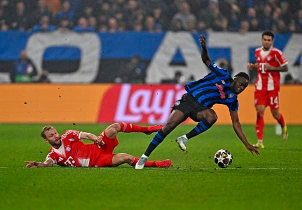 10 03 2026, Football UEFA Championsleague 2025 2026 Round of 16, Atalanta Bergamo FC Bayern München, in the New Balance Arena Bergamo, Italy , v l Konrad Laimer FC Bayern München gegn Kamaldeen Sulemana Atalanta Bergamo DFL and DFB regulations prohibit any use of photographs as image sequences and or quasi video
